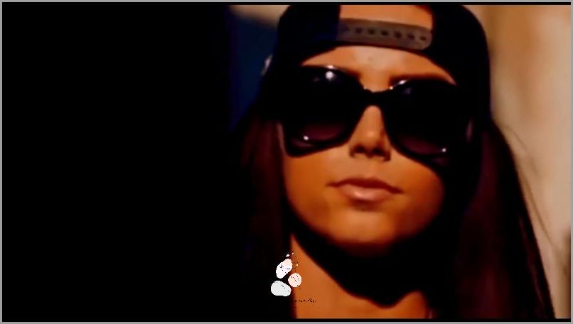 A Ja Cie Lubie Tekst - Co Ona Mała Tu Robi?!