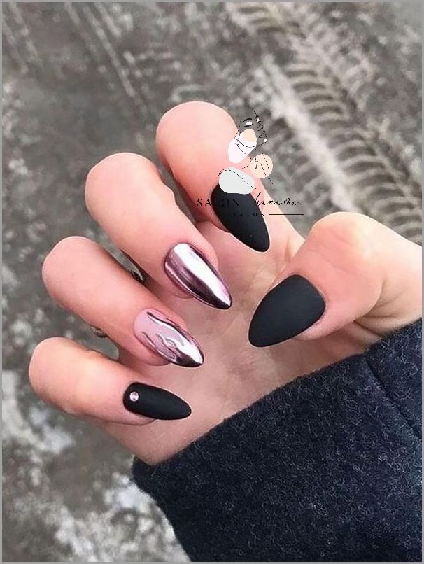 Efektowne Paznokcie Z Brokatowymi Końcówkami!