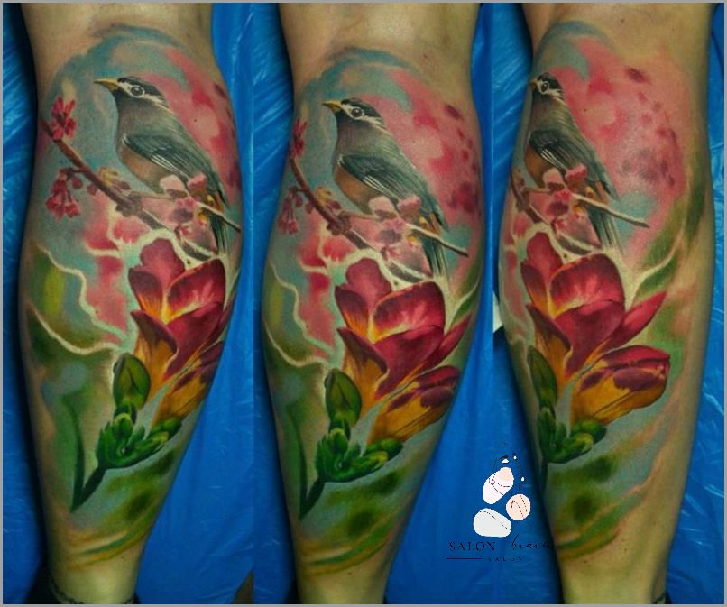 Dziewczyna Pokazuje Swój Tatuaż Na Łydce!