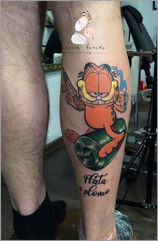 Dziewczyna Pokazuje Swój Tatuaż Na Łydce!