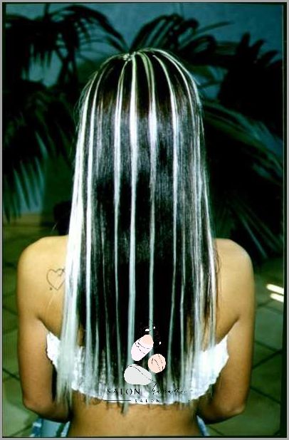 Zobaczcie, Jak Wyglądają Białe Pasemka Na Ciemnych Włosach!