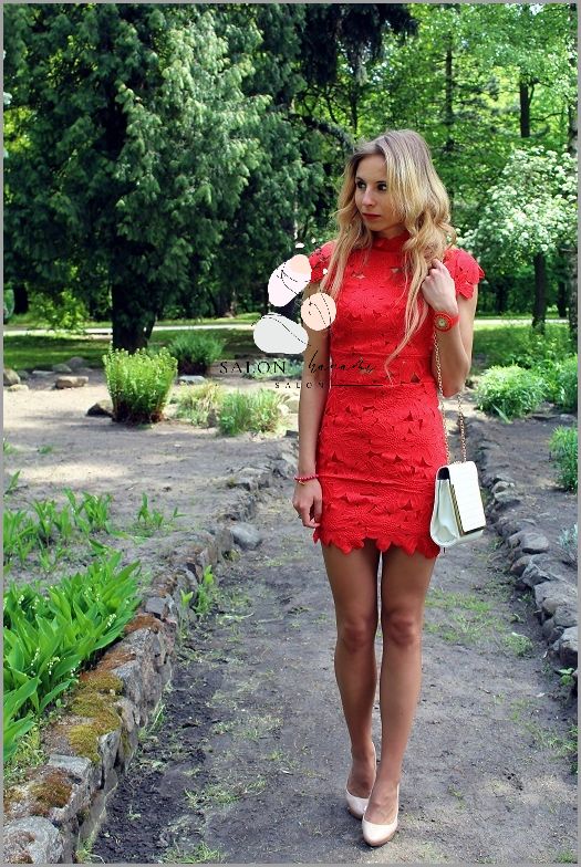 Kobieta w Sukience w Kwiaty na Wesele - Zobacz Co Się Stało!