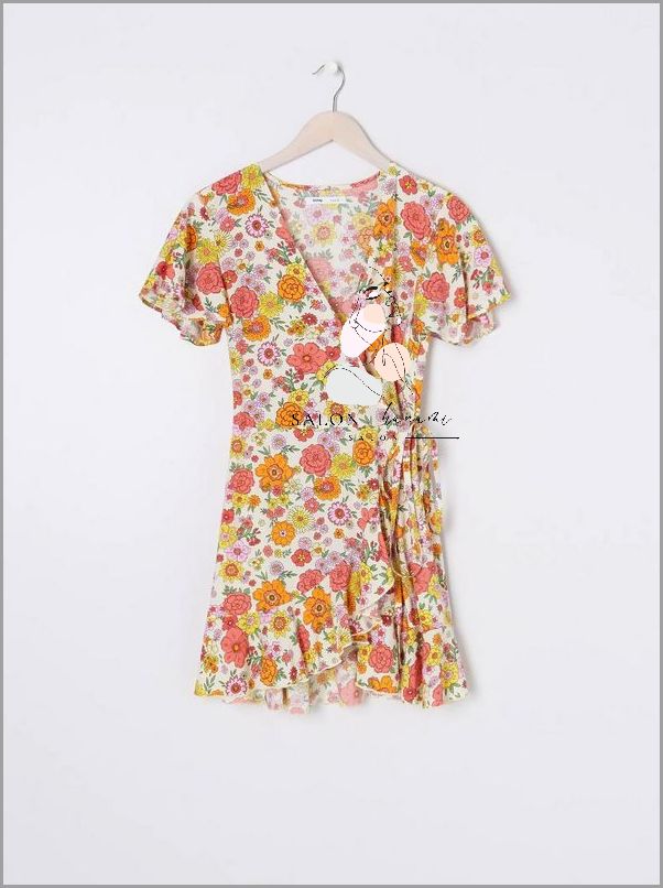 Kobieta w Sukience w Kwiaty na Wesele - Zobacz Co Się Stało!