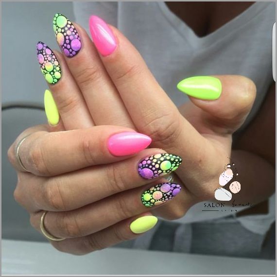 Królują Neonowe Wzory Geometryczne na Paznokciach!