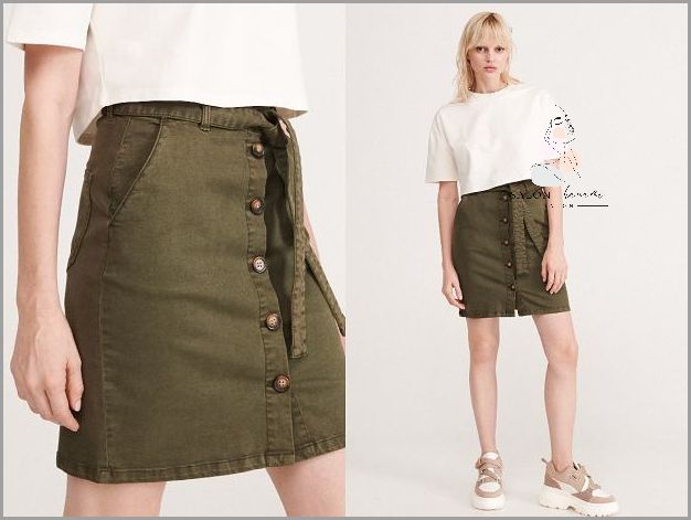 Ona Wygląda Wspaniałe w Długiej Spódnicy W Kwiaty!