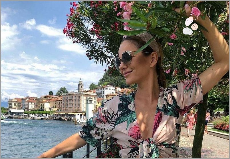 Ona Wygląda Wspaniałe w Długiej Spódnicy W Kwiaty!