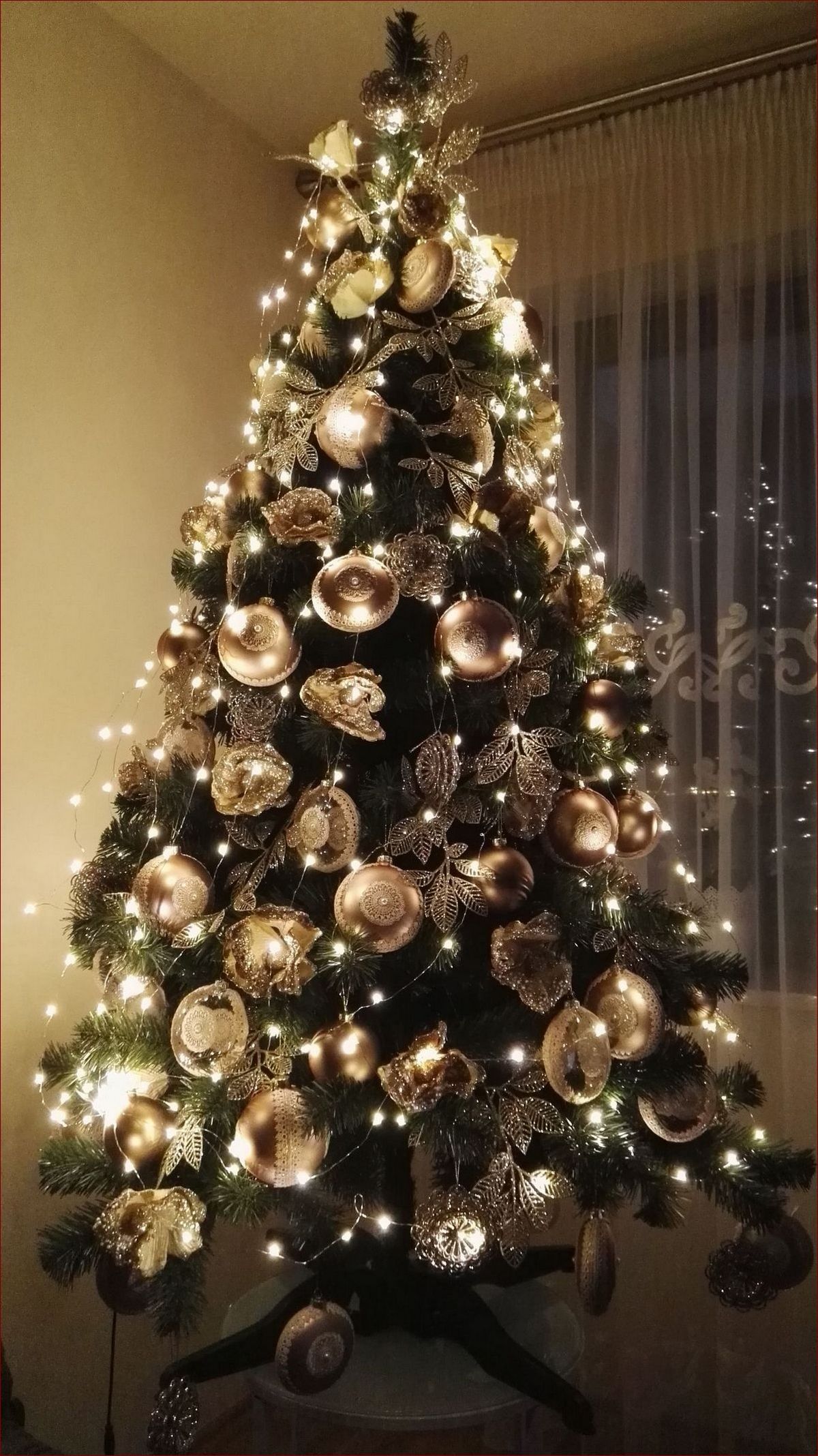 Choinki ubrane na złoto - symbol świątecznego luksusu i wyrafinowania