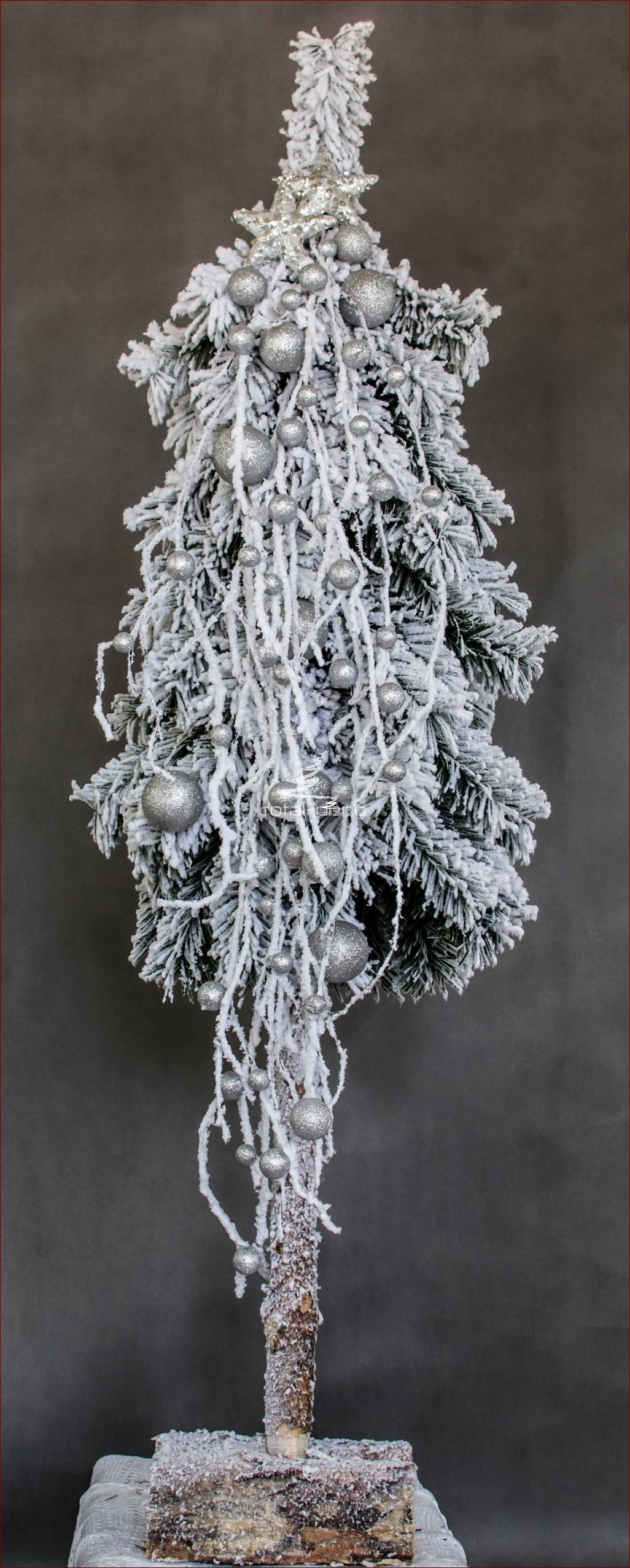 Choinki ubrane na złoto - symbol świątecznego luksusu i wyrafinowania