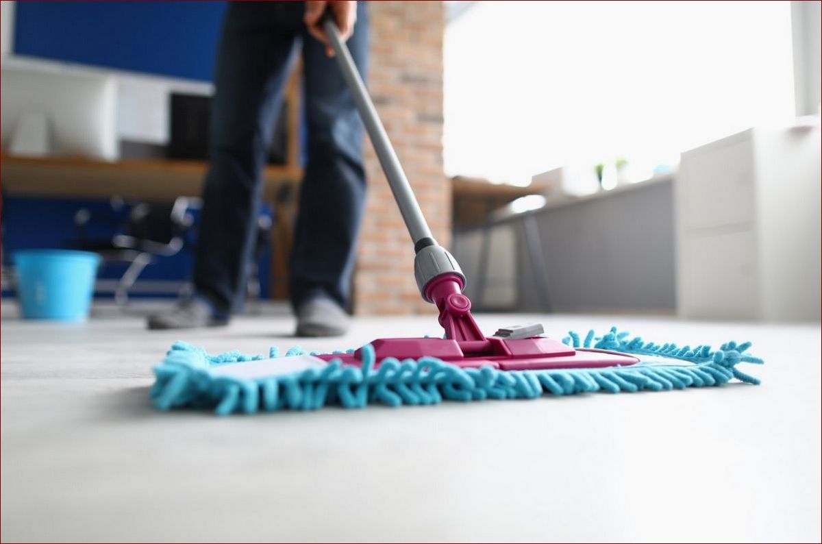 Czym myć panele? Sekret lśniącej podłogi na lata - poradnik