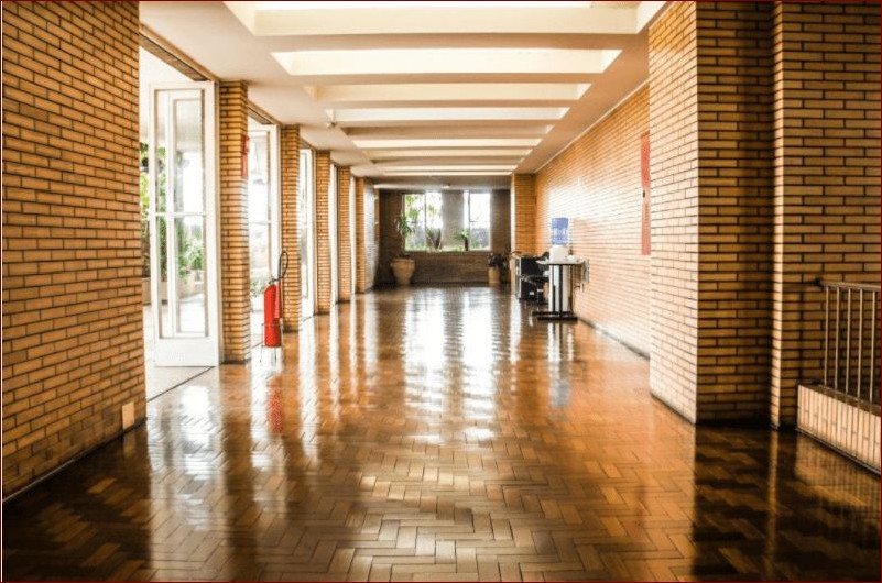 Czym myć panele? Sekret lśniącej podłogi na lata - poradnik