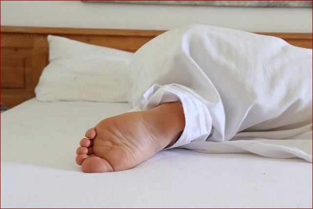 Czyszczenie materaca z moczu - skuteczne sposoby na pozbycie się plam i zapachów