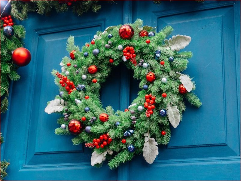 Jak zawiesić wianek na drzwiach - krok po kroku do efektownej dekoracji