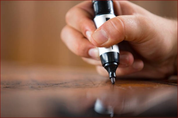 Jak zmyć marker permanentny z ubrania? Skuteczne metody i kroki ratujące ulubioną odzież!