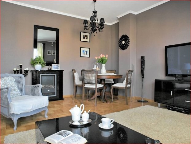 Jaki kolor ścian do brązowych mebli? Odkryj magiczne połączenia!