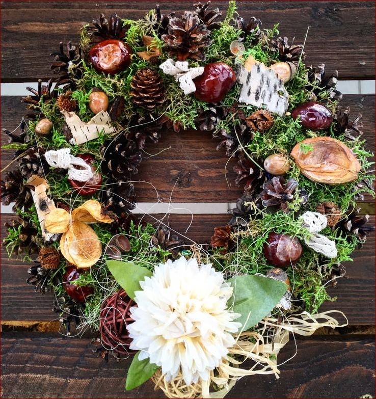 Jesienny wianek na drzwi DIY - stwórz piękną ozdobę z naturalnych materiałów