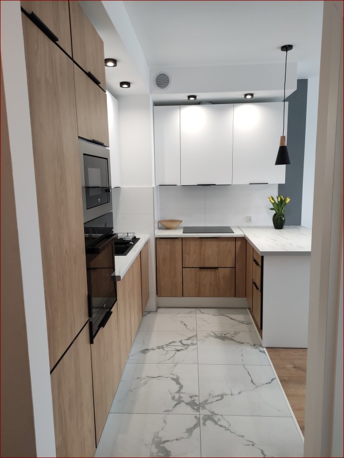 Podłoga w kuchni: Fundament stylu i trwałości w sercu twojego domu () Podłoga w kuchni: Fundament stylu i trwałości w sercu twojego domu