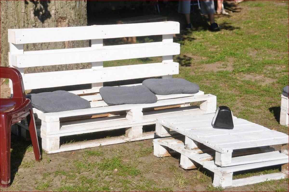 Ławka z palet na balkon - Stwórz przytulny zakątek na świeżym powietrzu