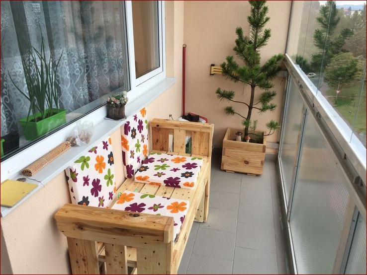 Ławka z palet na balkon - Stwórz przytulny zakątek na świeżym powietrzu