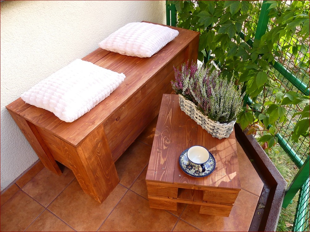 Ławka z palet na balkon - Stwórz przytulny zakątek na świeżym powietrzu