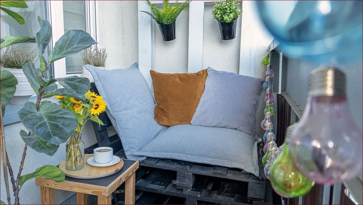 Ławka z palet na balkon - Stwórz przytulny zakątek na świeżym powietrzu