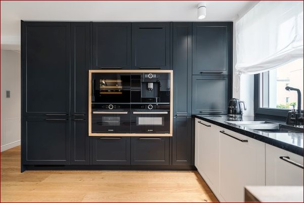 Czarna lodówka w kuchni - jak dodać klasy i stylu z eleganckim sprzętem AGD