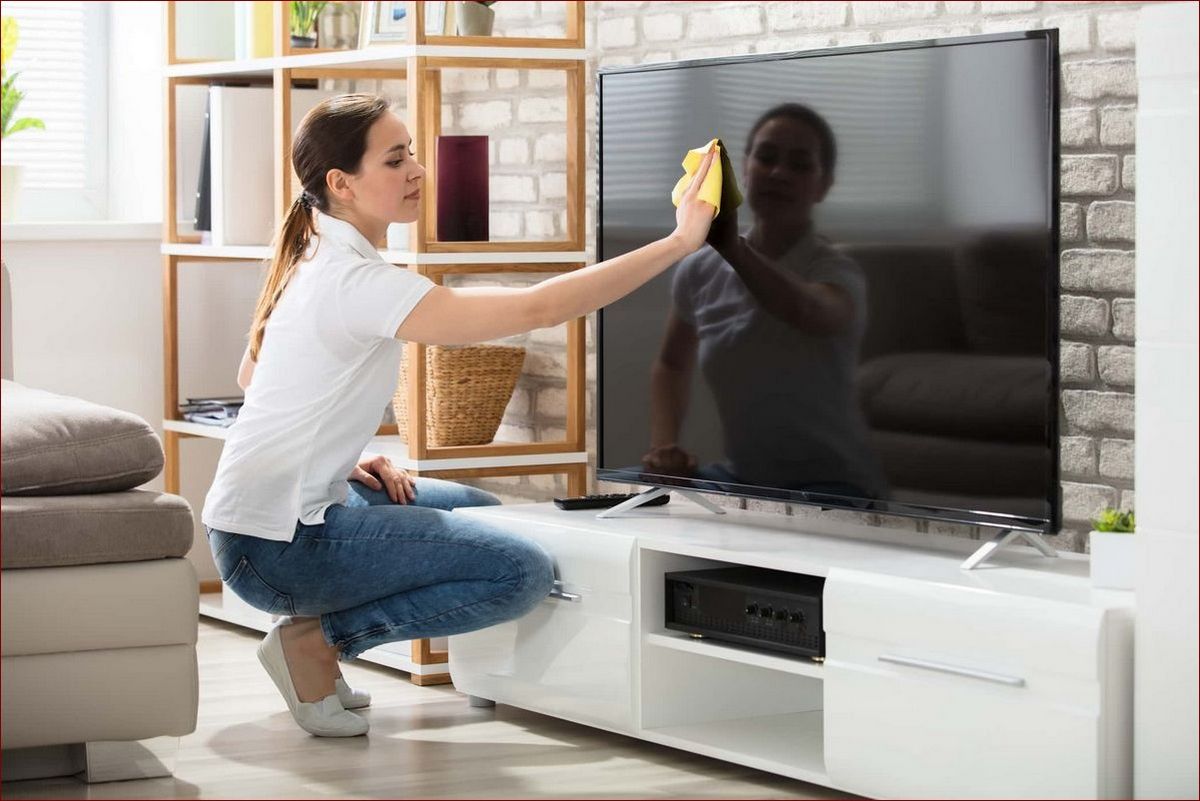 Czym czyścić ekran telewizora? Sekrety lśniącego obrazu w 5 krokach!