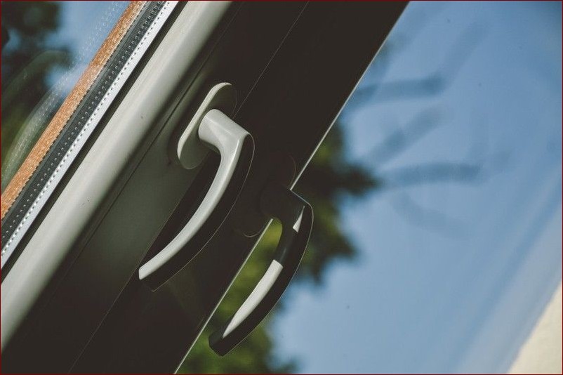 Jak myć okna? Niezawodny poradnik dla lśniącej czystości i przejrzystości