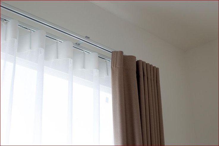 Jak prać firanki, aby były białe jak śnieg? Sekret na lśniąco czyste firanki