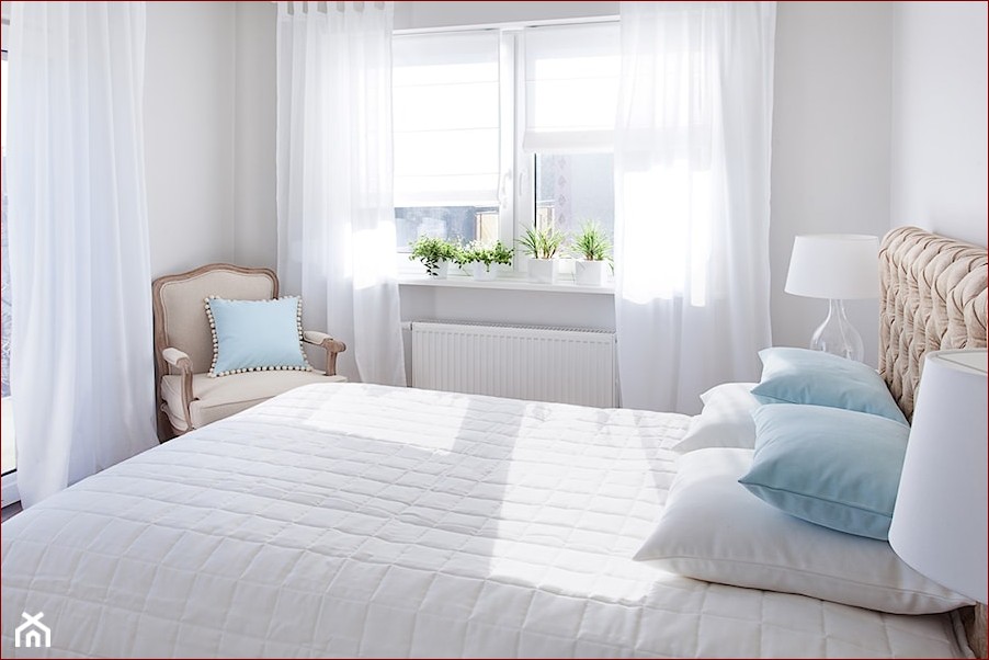 Jak urządzić małą sypialnię - proste triki i pomysły, które odmienią to miejsce