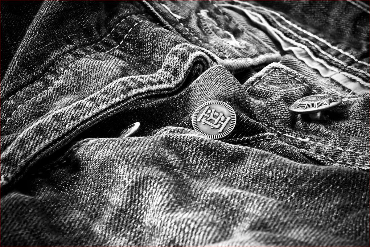 Jak usunąć białe plamy na czarnych spodniach po praniu? Skuteczne rozwiązania!