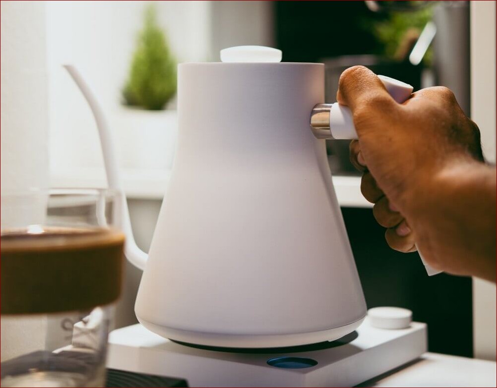 Jak usunąć kamień z czajnika? Prosty i skuteczny sposób na czysty czajnik