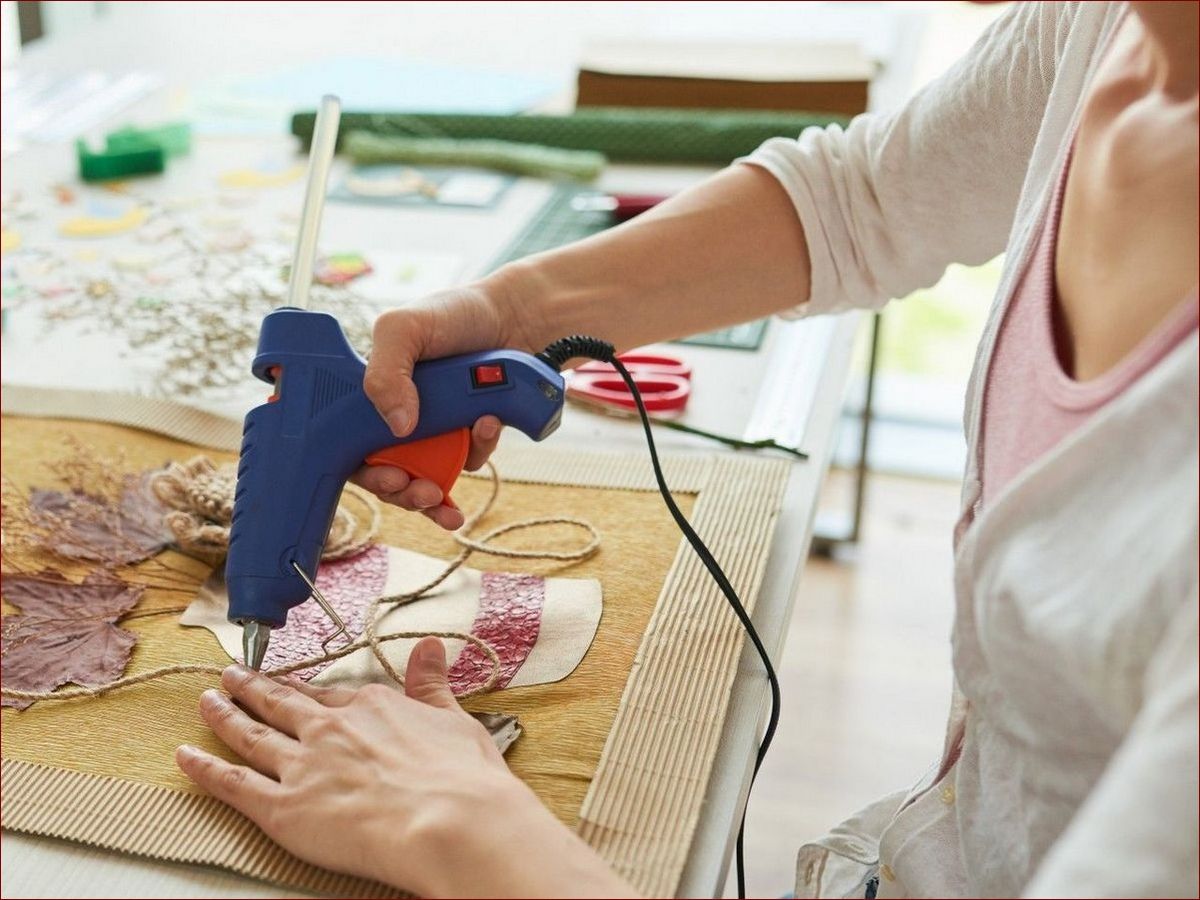 Jak usunąć klej z ubrania - Sprawdzone sposoby na uporczywe plamy z kleju