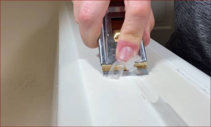 Jak usunąć stary silikon domowym sposobem? Poznaj 3 łatwe i tanie metody!