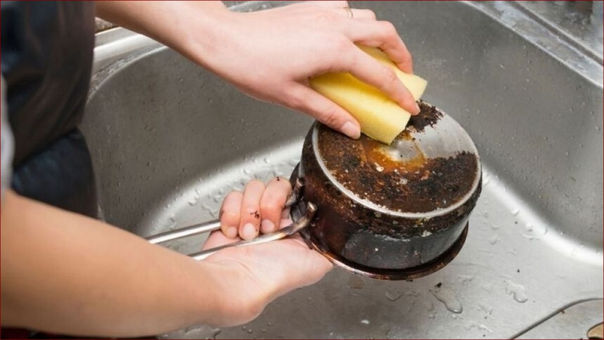 Jak wyczyścić przypalony garnek? Skuteczne sposoby na uporczywe osady!