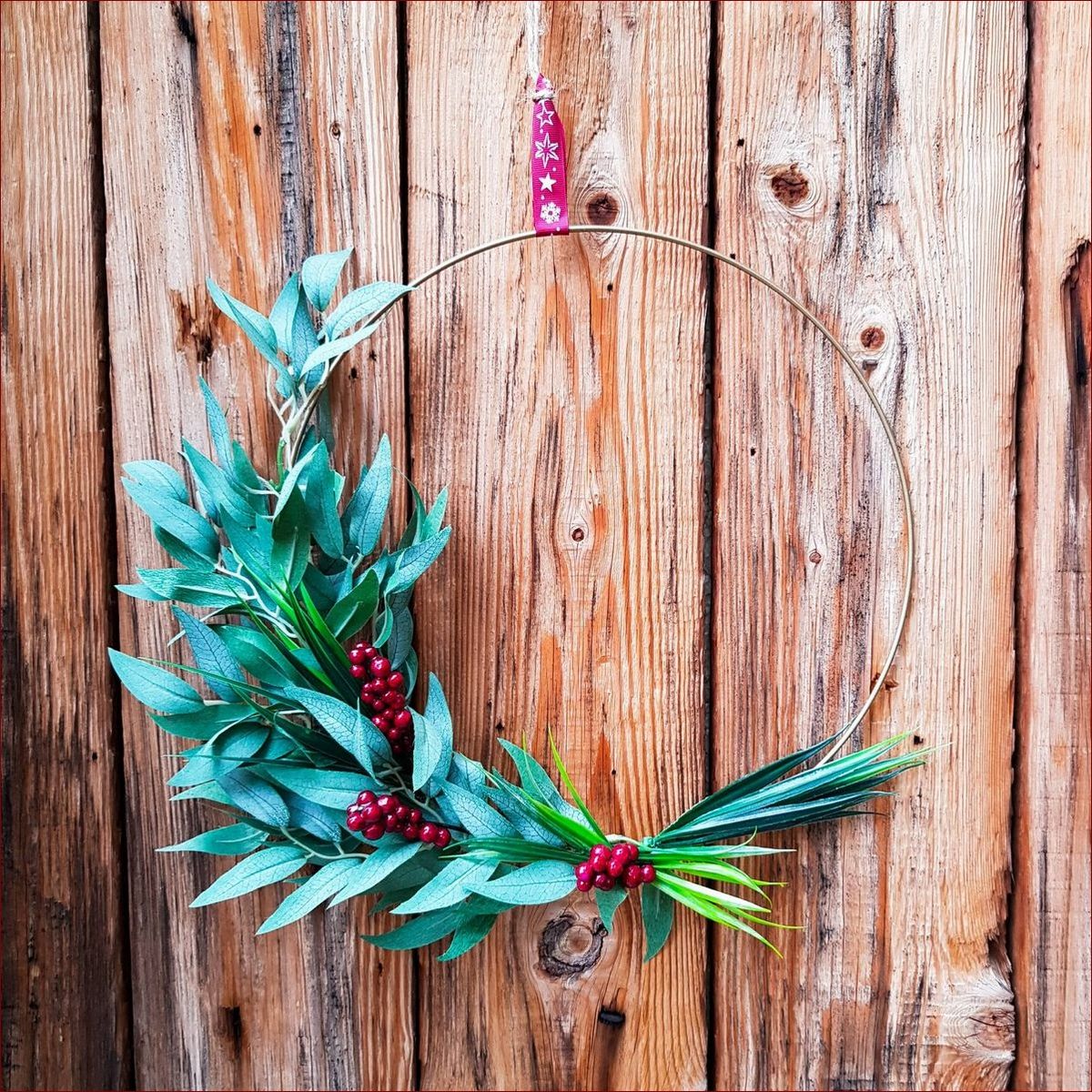 Jak zawiesić wianek na drzwiach - krok po kroku do efektownej dekoracji