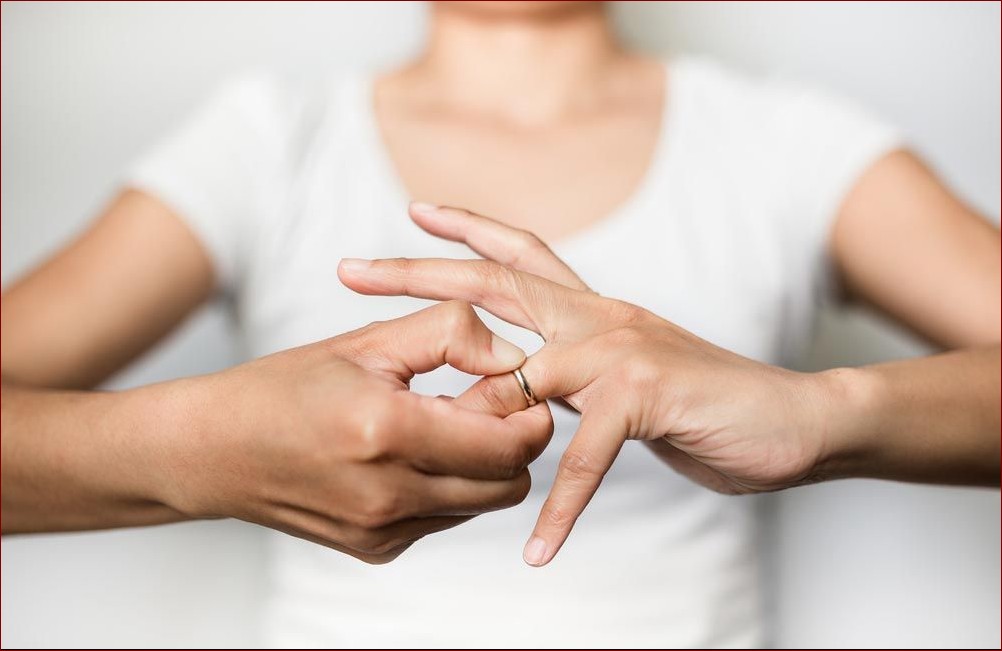 Jak zdjąć obrączkę? 7 sprawdzonych sposobów na zdjęcie zbyt ciasnej obrączki