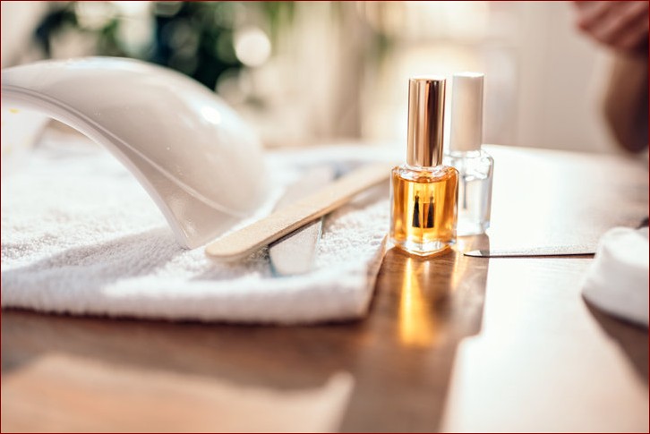 Jak zmyć hybrydę? Sekret trwałego manicure krok po kroku