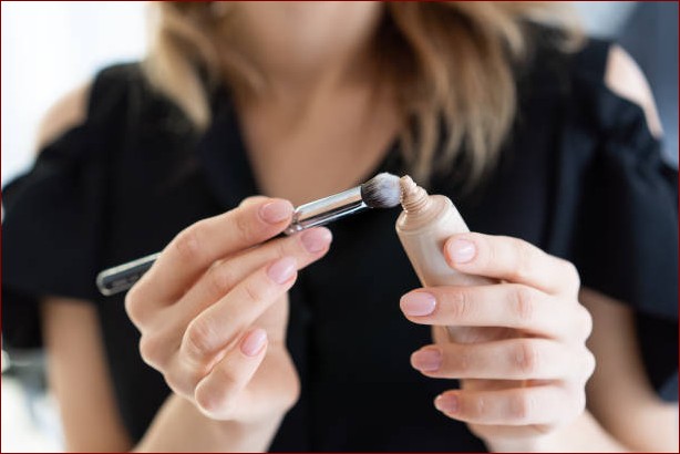 Jak zmyć podkład z ubrań? Skuteczne sposoby na uporczywe plamy z makijażu