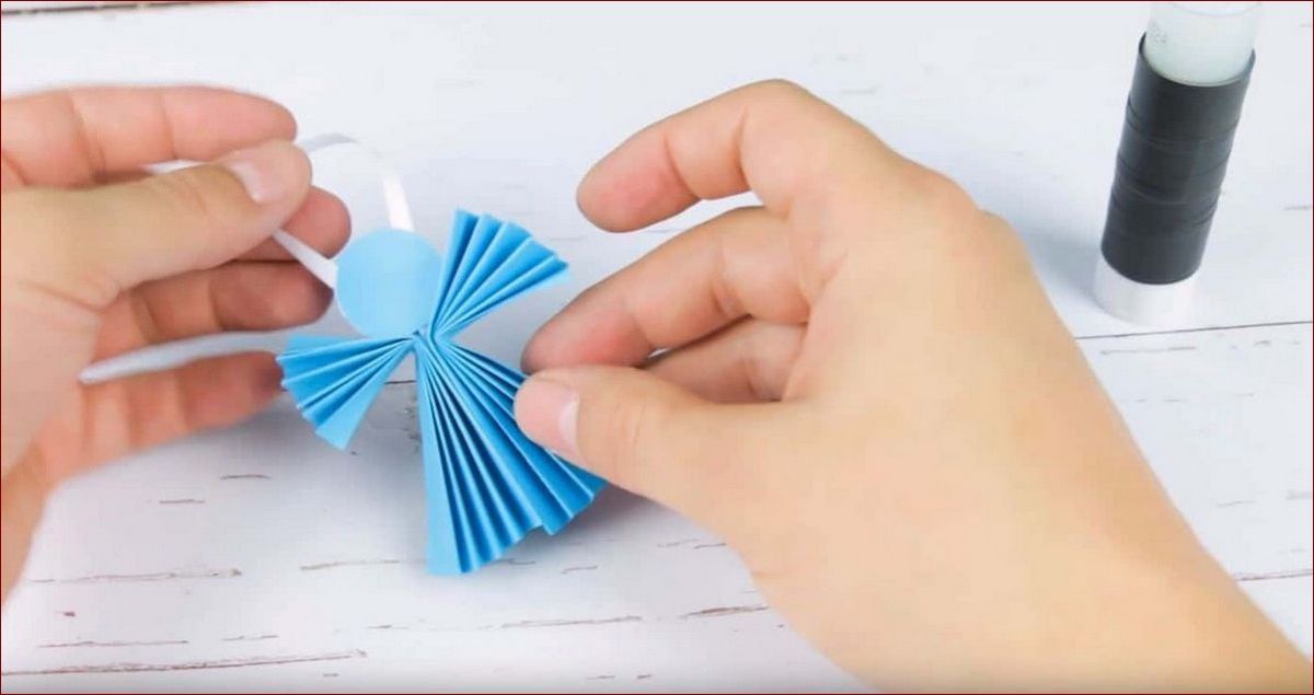 Jak zrobić łańcuch na choinkę krok po kroku - pomysły i porady na piękną dekorację