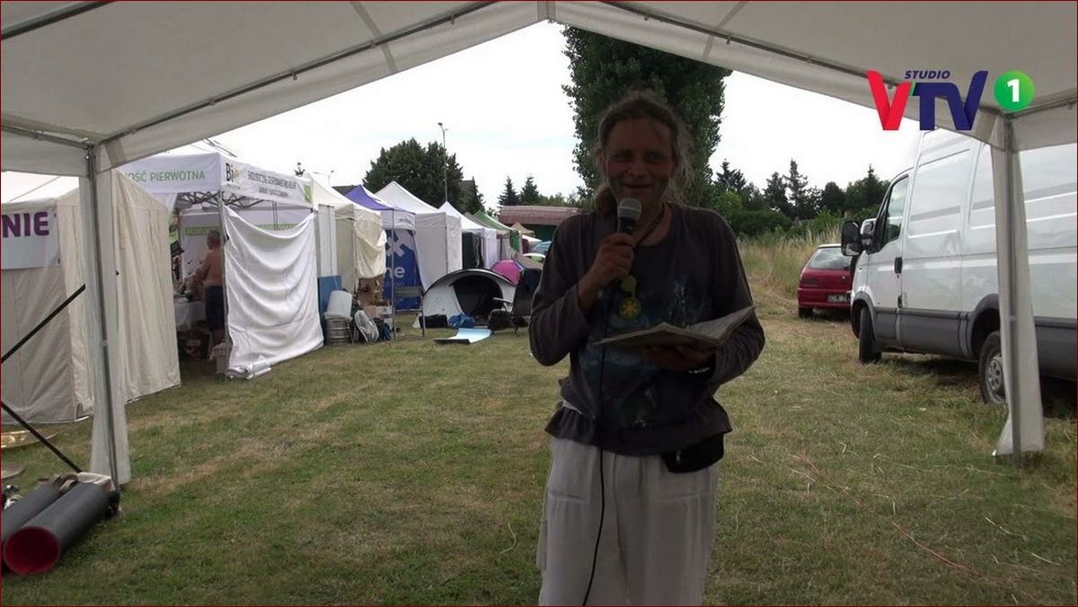 Kwiatek do ucha - symbol piękna, tradycji i swobodnego stylu życia () Kwiatek do ucha - symbol piękna, tradycji i swobodnego stylu życia