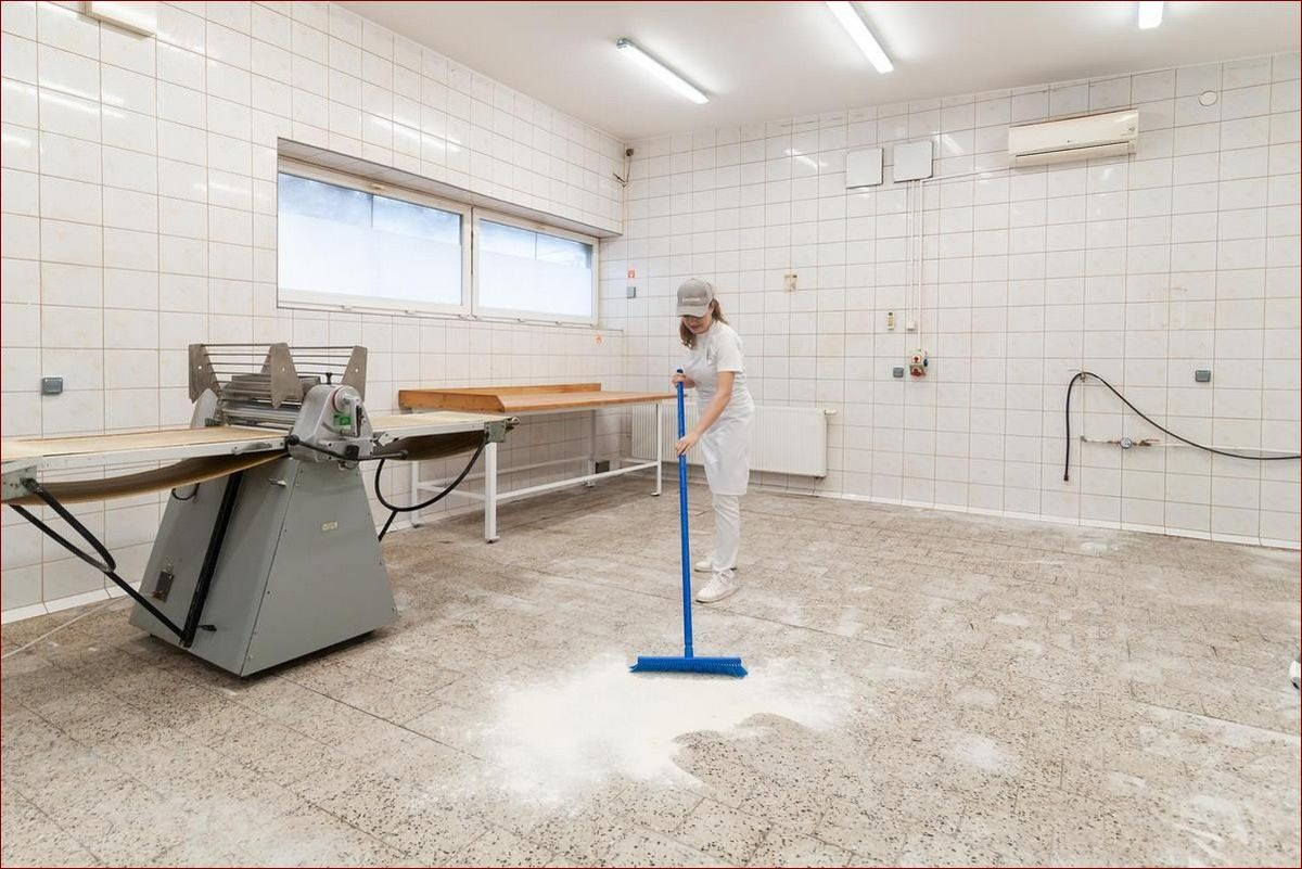 Małe białe robaczki na liściach - skuteczne sposoby na pozbycie się szkodników