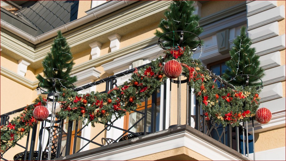 Ozdoby świąteczne na balkon: Stwórz zimową bajkę za oknem
