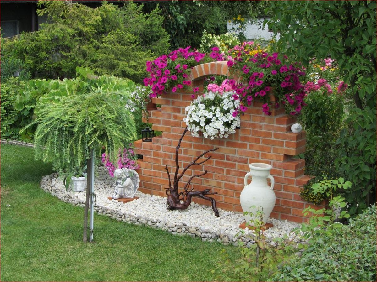 Rośliny przed ogrodzeniem – Magiczna metamorfoza elewacji domu w 5 krokach