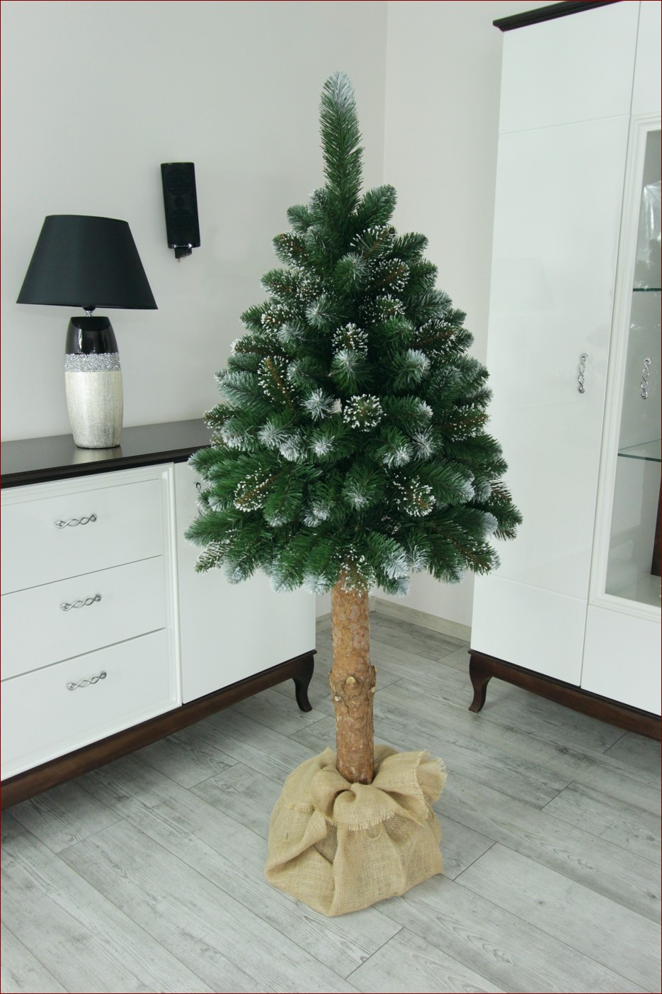 Mała choinka na pniu: niebanalna ozdoba, która odmieni Twoje święta