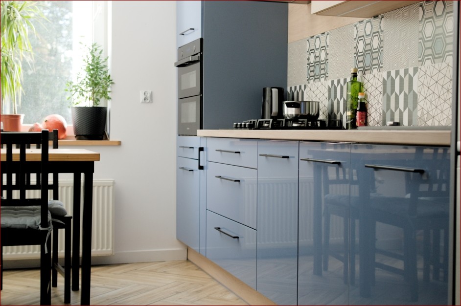 Niebieskie fronty kuchenne: Odkryj tajemnicę elegancji i harmonii w Twojej kuchni