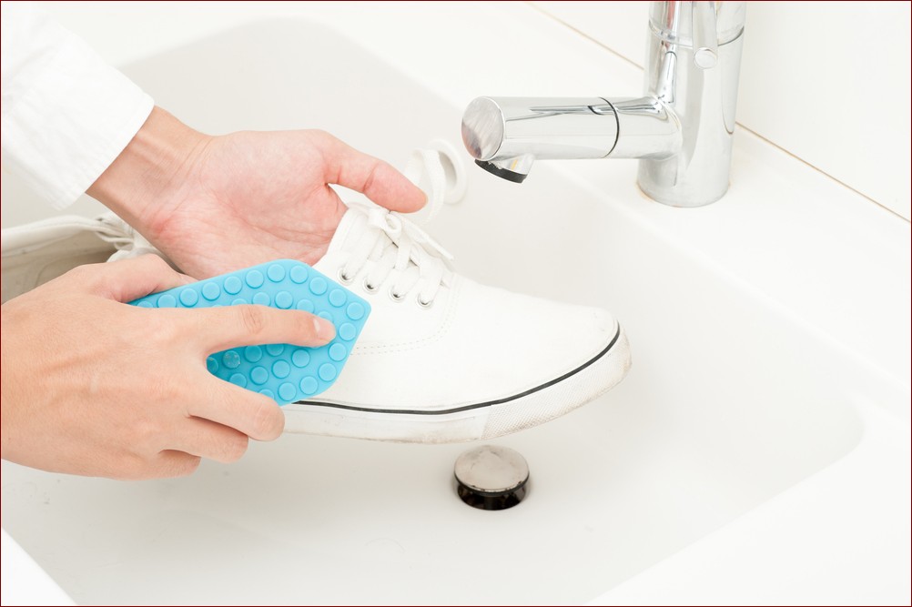 Jak wybielić buty - Skuteczne sposoby na śnieżnobiałe obuwie w 5 prostych krokach