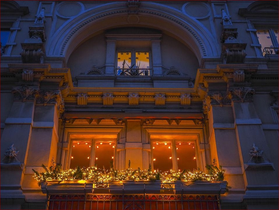 Ozdoby świąteczne na balkon: Stwórz zimową bajkę za oknem () Ozdoby świąteczne na balkon: Stwórz zimową bajkę za oknem