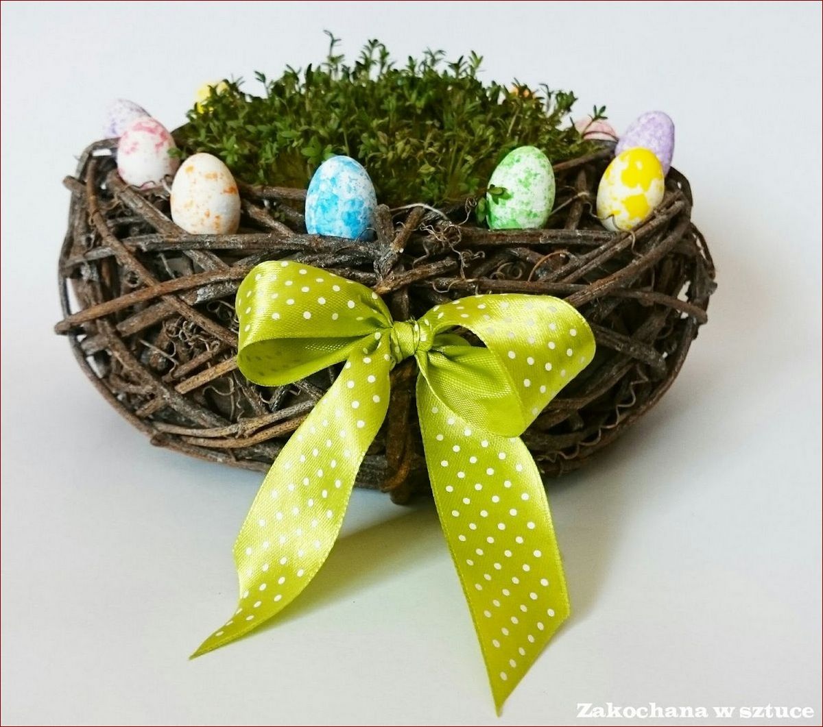 Stroik wielkanocny DIY: Stworzyć piękną ozdobę w kilku prostych krokach