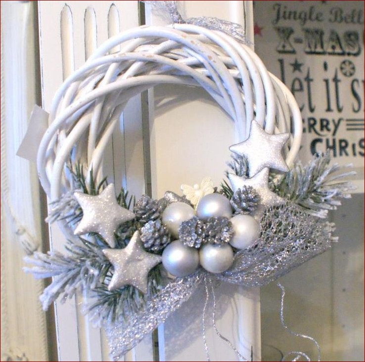 Wianek bożonarodzeniowy na drzwi - Niezawodny sposób na świąteczną atmosferę () Wianek bożonarodzeniowy na drzwi - Niezawodny sposób na świąteczną atmosferę