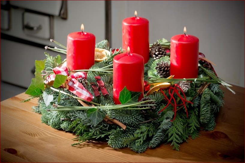 Wieniec adwentowy do kościoła - tradycja, symbolika i piękno tego bożonarodzeniowego symbolu